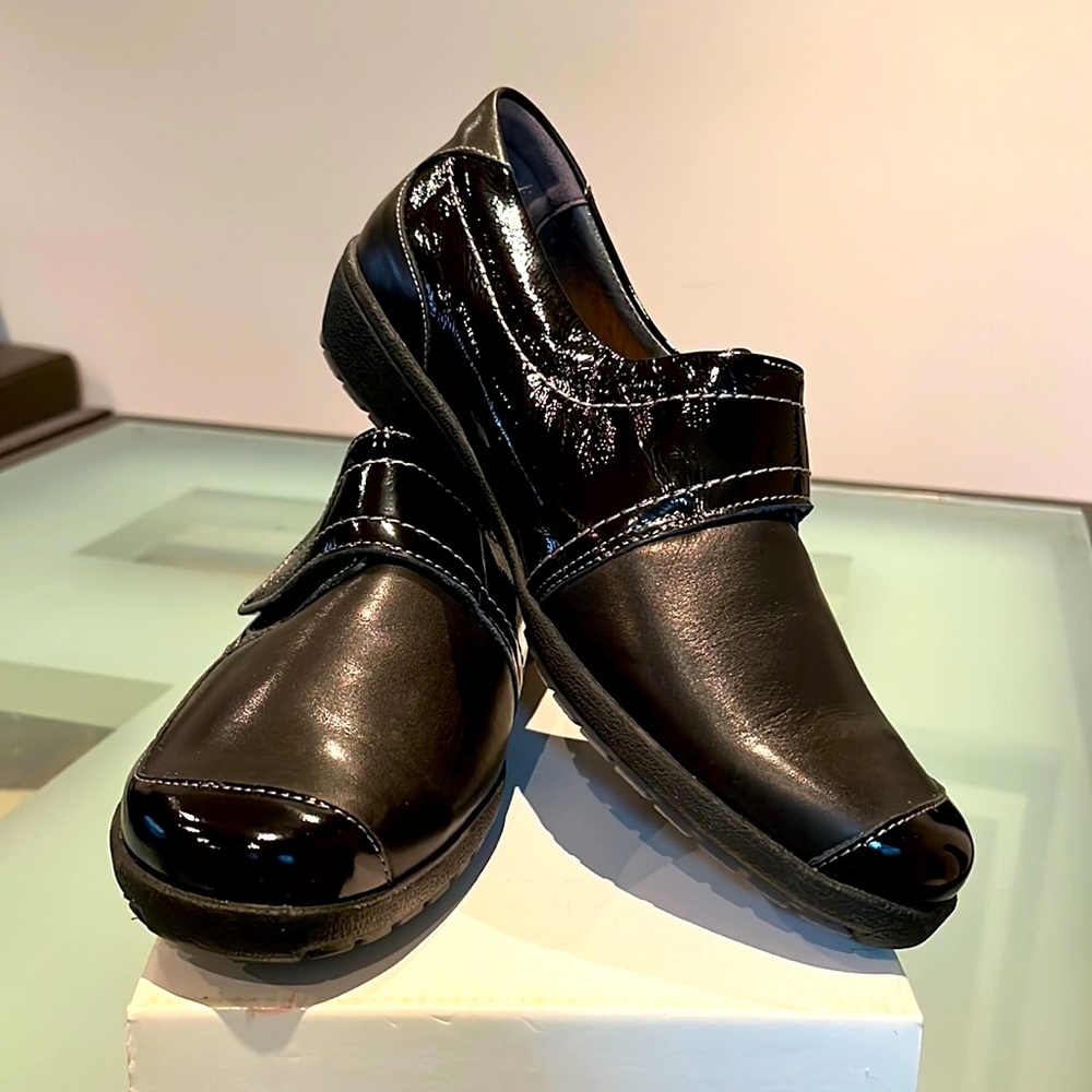 Black matte/shiny flats on velcro